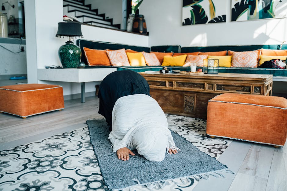 Foto sebuah naskah klasik kitab hadits gundul yang terbuka di atas meja kayu tua dengan pencahayaan hangat dari jendela masjid, menciptakan suasana ilmiah dan spiritual yang mendalam.