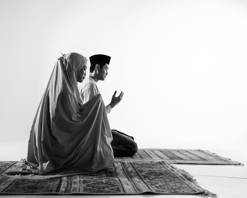 Foto sebuah mushaf Al-Quran yang terbuka di atas meja kayu di dalam perpustakaan klasik dengan cahaya hangat, dikelilingi oleh tumpukan kitab-kitab kuning karya ulama salaf.