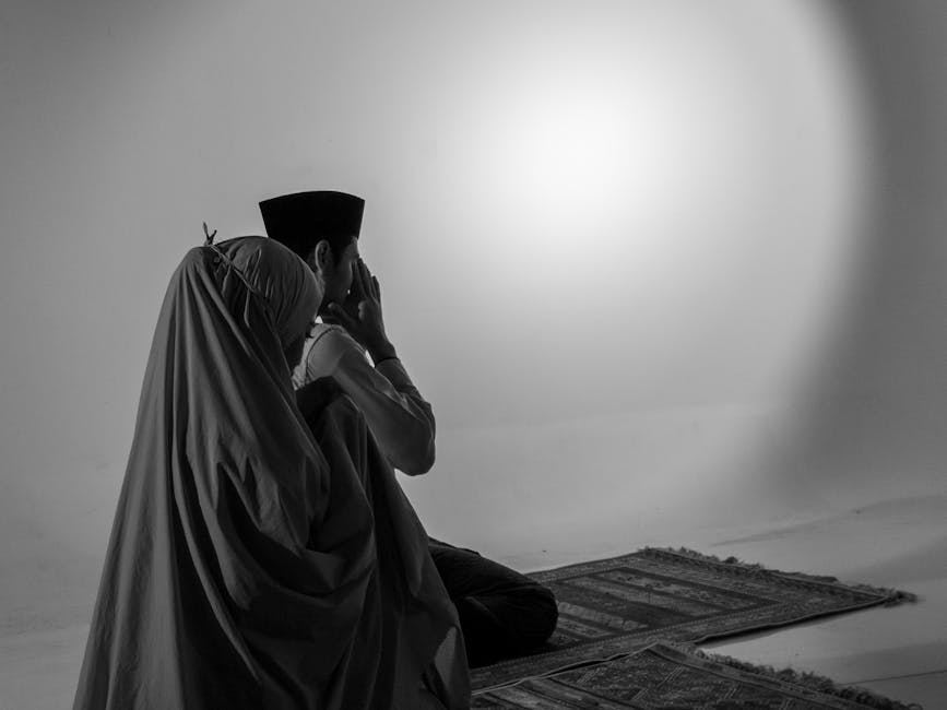 Foto sebuah mushaf Al-Quran terbuka di atas meja kayu di dalam perpustakaan klasik yang penuh dengan kitab-kitab kuning, dengan pencahayaan hangat yang menciptakan suasana tenang dan penuh ilmu pengetahuan.