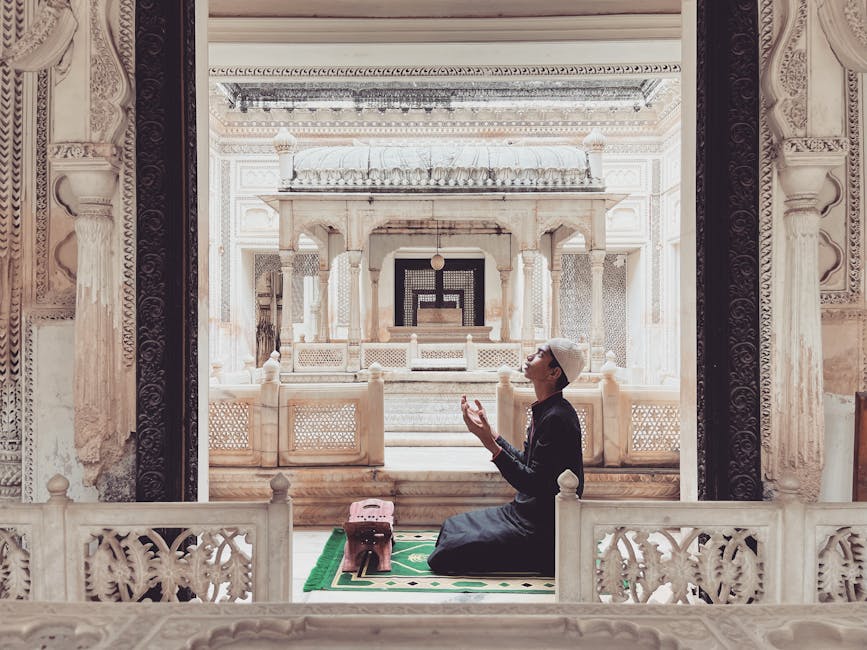 Foto sebuah mushaf Al-Quran klasik yang terbuka di atas meja kayu di dalam perpustakaan tua yang tenang, dengan cahaya matahari pagi masuk melalui jendela masjid menyinari halaman-halaman naskah kuno.