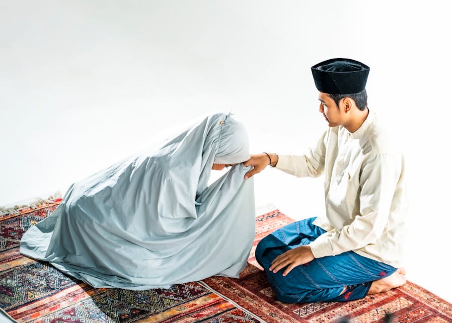 Foto sebuah mushaf Al-Quran yang terbuka di atas meja kayu di dalam perpustakaan klasik dengan cahaya hangat, dikelilingi oleh naskah-naskah kuno dan latar belakang rak buku yang penuh dengan kitab-kitab turats.