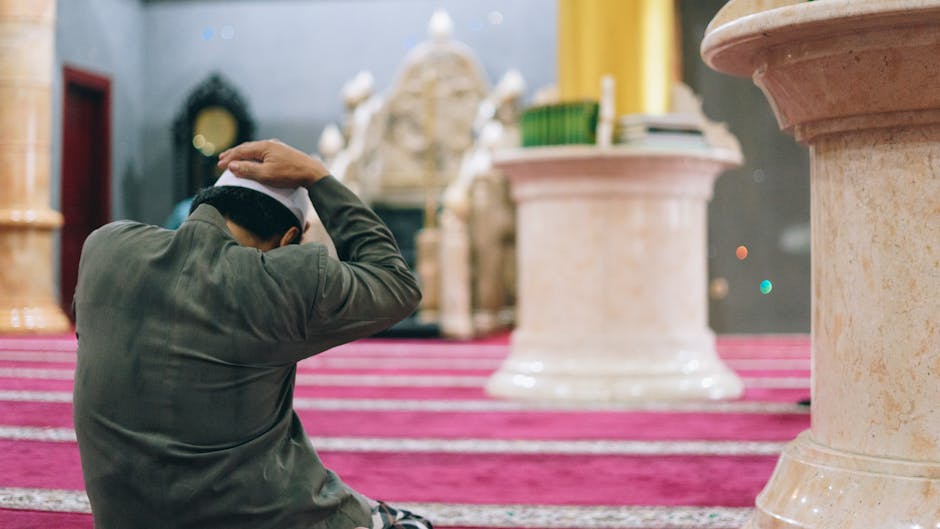 Foto sebuah naskah kuno kitab hadits yang terbuka di atas meja kayu jati, dengan cahaya matahari pagi yang lembut masuk melalui jendela masjid, menciptakan suasana intelektual dan spiritual yang mendalam.