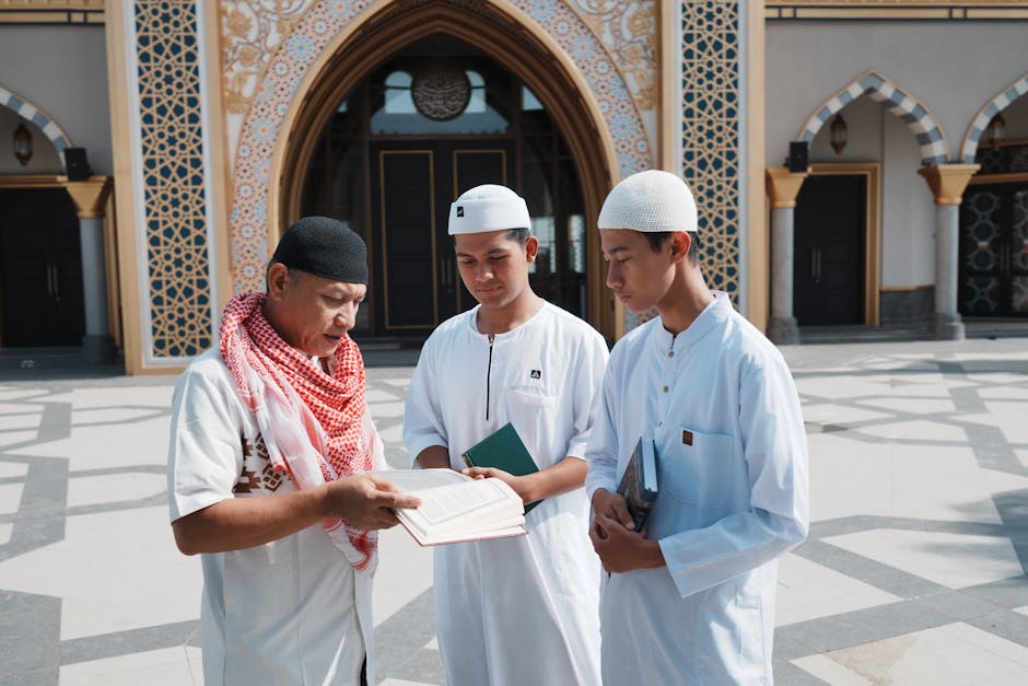 Foto sebuah mushaf Al-Quran yang terbuka di atas meja kayu klasik di dalam perpustakaan dengan pencahayaan hangat yang masuk melalui jendela, menciptakan suasana tenang dan penuh ilmu.