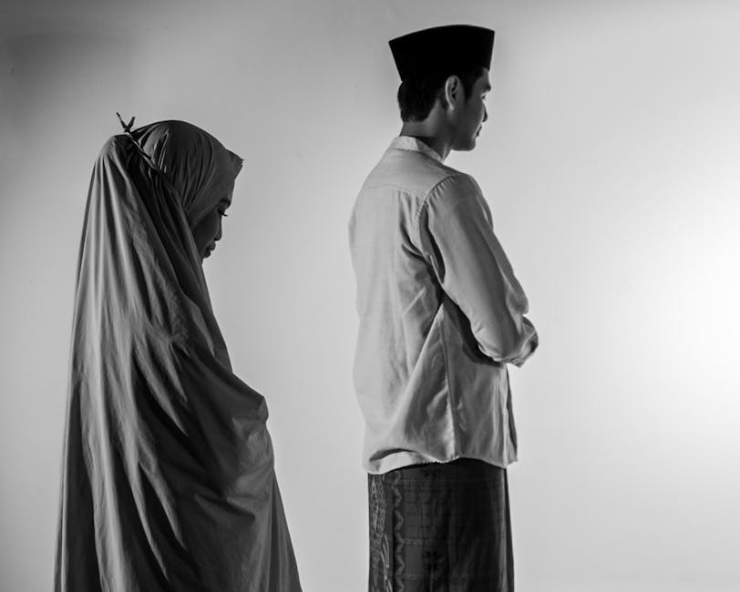 Foto sebuah mushaf Al-Quran terbuka dengan pencahayaan hangat di atas meja kayu di dalam perpustakaan klasik yang penuh dengan kitab-kitab kuning, menciptakan suasana ilmiah dan religius yang mendalam.