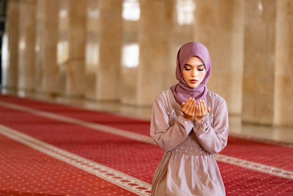 Foto sebuah mushaf Al-Quran tua yang terbuka dengan latar belakang cahaya matahari pagi yang masuk melalui jendela masjid, menciptakan suasana hening dan penuh kekhusyukan, di sampingnya terdapat tasbih kayu yang tergeletak di atas karpet beludru.