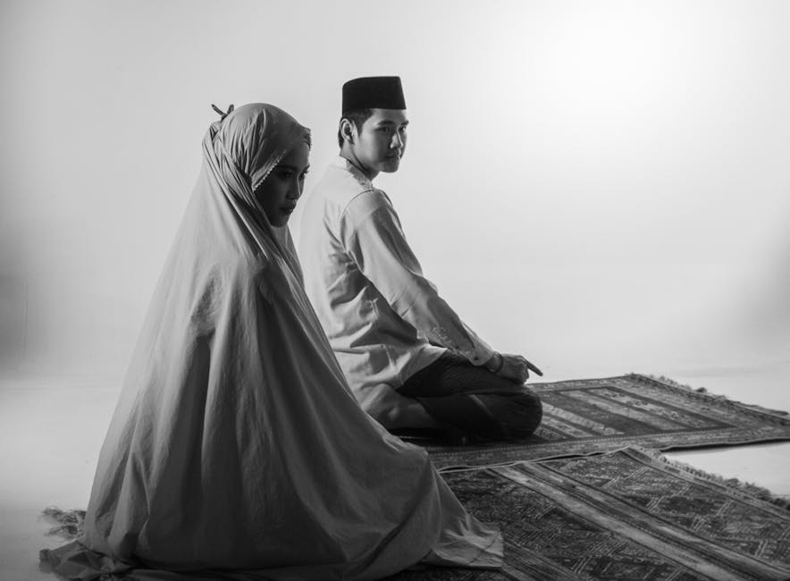 Foto sebuah naskah kitab kuning klasik yang terbuka di atas meja kayu tua dengan pencahayaan hangat dari lampu minyak di dalam perpustakaan masjid tradisional yang tenang.
