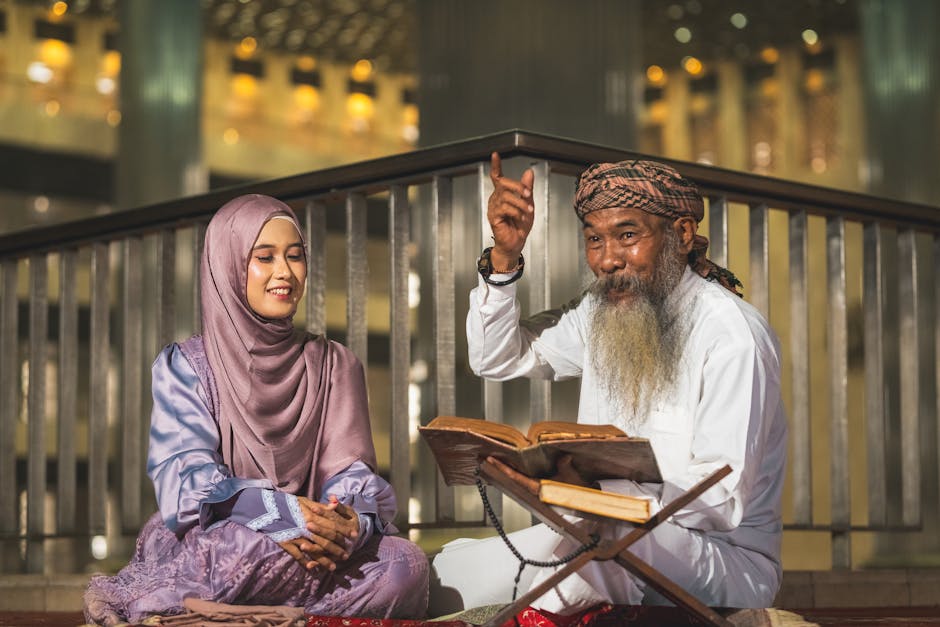 Foto sebuah naskah kitab kuning klasik yang terbuka di atas meja kayu dengan pencahayaan hangat dari lampu gantung masjid, menunjukkan tumpukan referensi hadits dan tafsir yang mendalam.