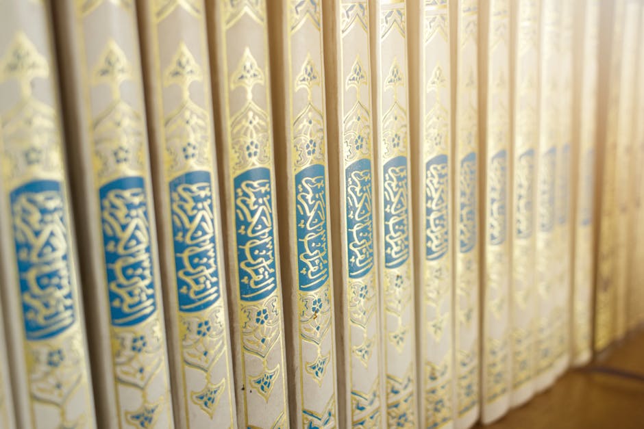 Foto sebuah mushaf Al-Quran terbuka di atas meja kayu di dalam perpustakaan klasik dengan pencahayaan hangat, di sampingnya terdapat segelas air dan tasbih, menciptakan suasana intelektual dan spiritual yang tenang.