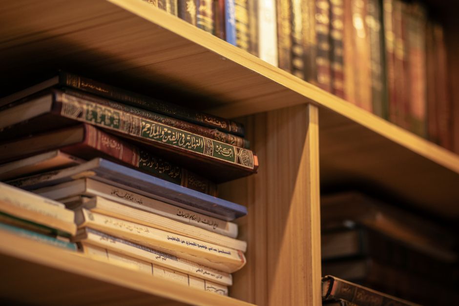 Formulasi Teologis dan Epistemologi Adab Berdoa: Membedah Dimensi Waktu-Waktu Mustajab dalam Tradisi Tafsir dan Hadits