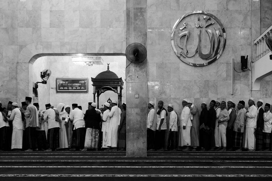 Teologi Doa dan Eksplorasi Waktu-Waktu Mustajab: Analisis Komprehensif Fiqih Adab dan Sanad Hadits Pengetuk Pintu Langit
