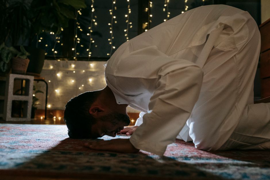 Transendensi Doa dan Rahasia Waktu Mustajab: Analisis Teologis, Fiqih, dan Syarah Hadits Terhadap Adab Berdoa