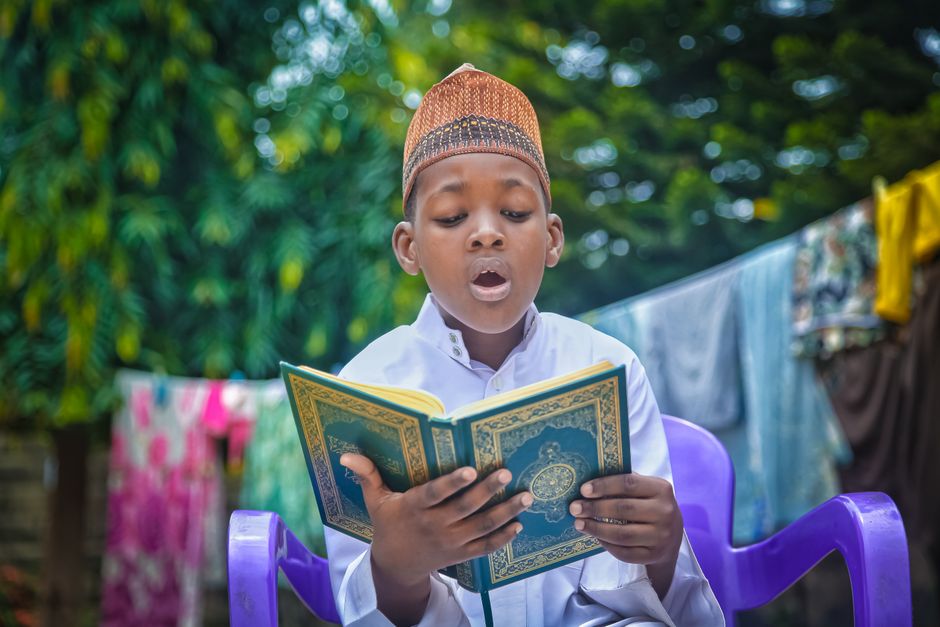 Seni Bermunajat kepada Sang Khalik: Analisis Komprehensif Adab dan Waktu-Waktu Mustajab dalam Perspektif Tafsir dan Hadits