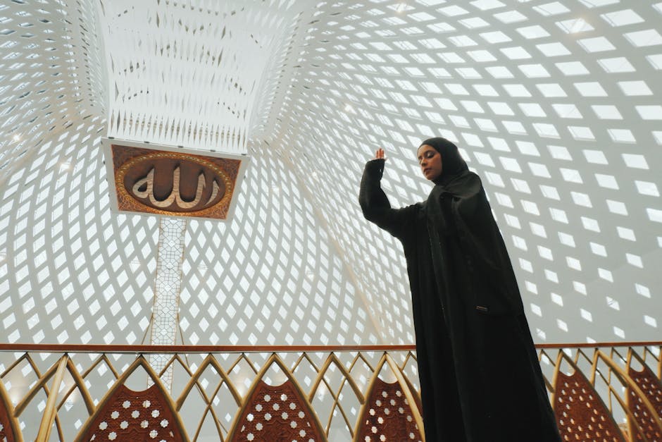 Suasana pengiriman bantuan kemanusiaan dari negara-negara Muslim yang membawa bendera bertuliskan kalimat tauhid dan simbol perdamaian di bandara internasional.