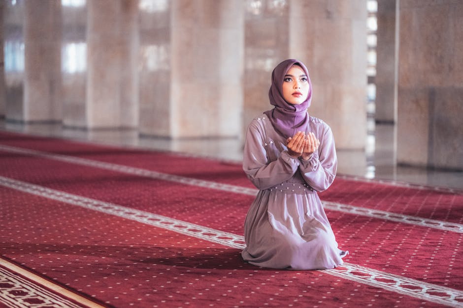 Suasana distribusi bantuan kemanusiaan dari lembaga zakat Indonesia di kamp pengungsian dengan latar belakang bendera merah putih dan simbol-simbol solidaritas Islam yang menunjukkan kedamaian.