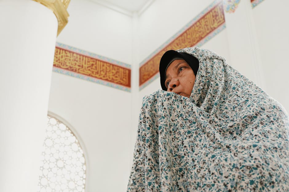 Suasana pengiriman bantuan kemanusiaan berupa kotak-kotak logistik dengan bendera negara Muslim dan simbol bulan sabit merah di sebuah bandara internasional.