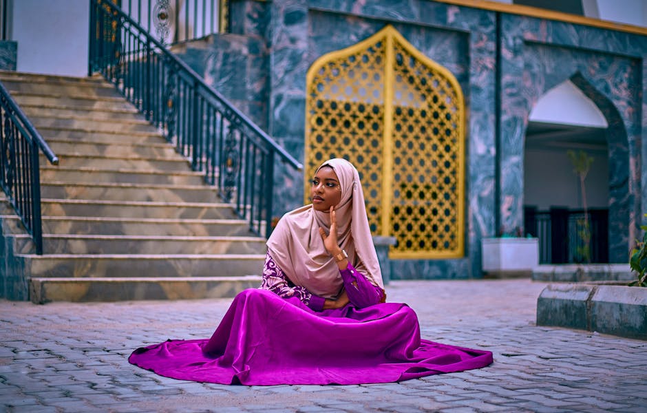 Suasana pengiriman bantuan kemanusiaan berupa peti-peti logistik dengan simbol bulan sabit merah dan bendera berbagai negara Muslim di sebuah landasan pacu bandara internasional yang sibuk.