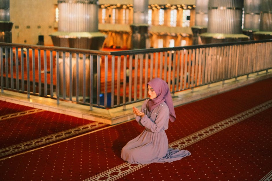 Foto suasana distribusi bantuan kemanusiaan dengan bendera negara-negara Muslim di latar belakang, menunjukkan tumpukan kotak bantuan logistik dan para relawan yang sedang bekerja sama di sebuah kamp pengungsian.