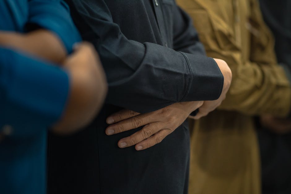 Suasana keberangkatan bantuan kemanusiaan dari Indonesia berupa peti-peti logistik yang dihiasi bendera merah putih dan simbol-simbol solidaritas Islam, berlatar belakang pesawat kargo besar di bandara.