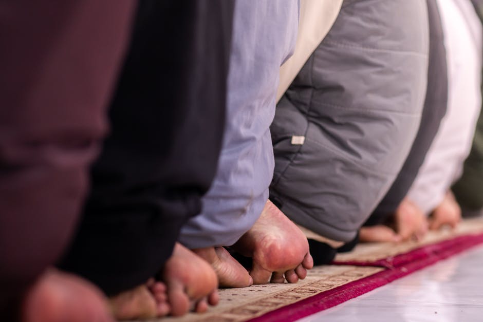 Suasana pengiriman bantuan kemanusiaan berupa kontainer logistik dengan bendera negara-negara Muslim dan simbol bulan sabit merah di sebuah pelabuhan internasional yang melambangkan solidaritas ukhuwah Islamiyah.