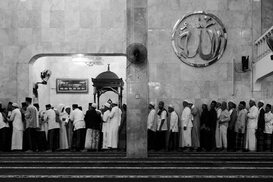 Suasana pengiriman bantuan kemanusiaan berupa kotak-kotak logistik berlogo bendera Indonesia dan simbol kemanusiaan di sebuah bandara dengan latar belakang pesawat kargo, mencerminkan semangat solidaritas umat Islam Indonesia untuk dunia.