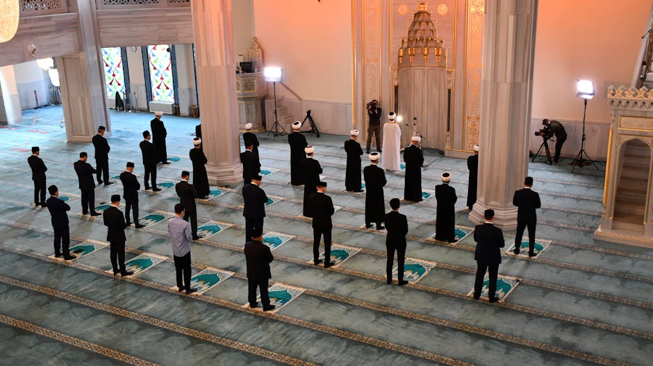 Foto udara yang menunjukkan iring-iringan truk bantuan kemanusiaan dengan bendera berbagai negara Muslim dan logo lembaga kemanusiaan internasional yang sedang melintasi perbatasan untuk menyalurkan bantuan logistik di wilayah konflik.