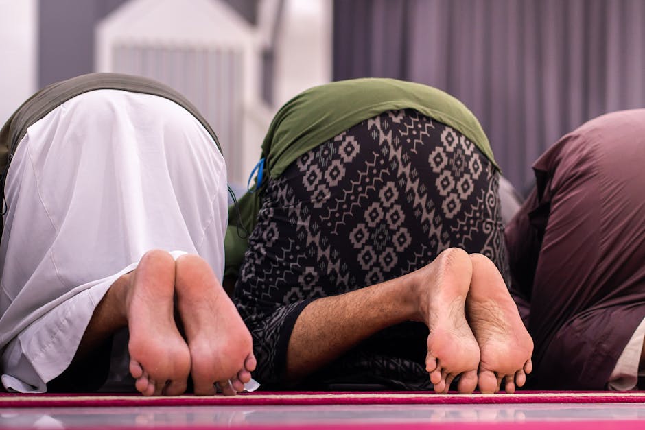 Suasana haru saat bantuan kemanusiaan dari negara-negara Muslim tiba di bandara, dengan latar belakang kotak-kotak logistik yang bertuliskan pesan persaudaraan dan logo-logo lembaga kemanusiaan internasional.