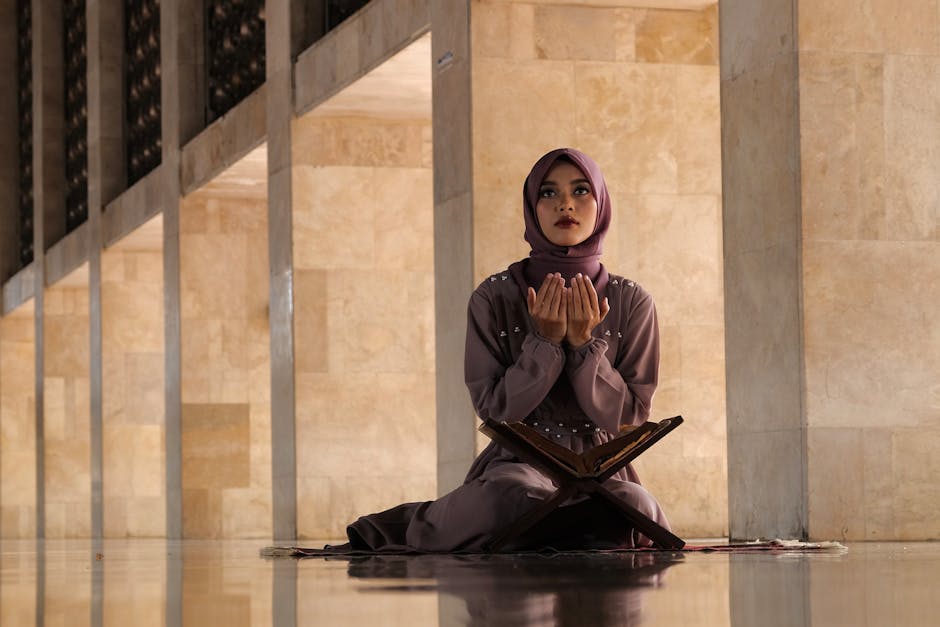 Suasana pengiriman bantuan logistik kemanusiaan dari Indonesia untuk Palestina yang dilepas oleh para tokoh agama dan pejabat negara di bandara, menunjukkan sinergi antara nilai religius dan aksi diplomasi formal.