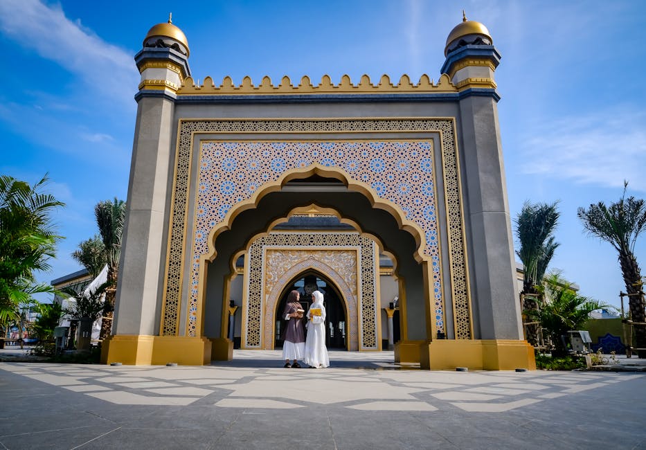 Foto sebuah naskah kuno kitab kuning klasik yang terbuka di atas meja kayu dengan latar belakang perpustakaan Islam tradisional yang dipenuhi kitab-kitab tebal, menciptakan suasana keilmuan yang dalam dan tenang.