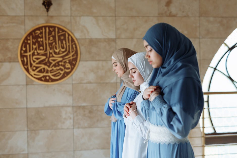 Foto sebuah mushaf Al-Quran tua yang terbuka di atas meja kayu perpustakaan klasik dengan pencahayaan hangat, dikelilingi oleh tumpukan kitab-kitab kuning referensi fiqih muamalah.