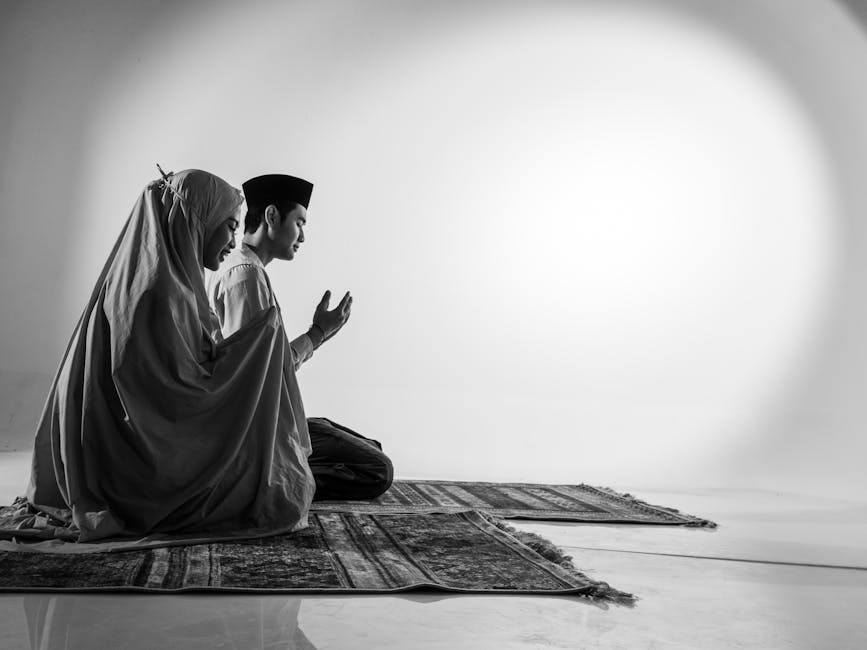 Foto sebuah naskah kuno kitab fiqih muamalah yang terbuka di atas meja kayu jati dengan pencahayaan hangat, di sampingnya terdapat pena bulu dan tinta, menciptakan suasana keilmuan klasik yang mendalam di dalam perpustakaan Islam yang tenang.