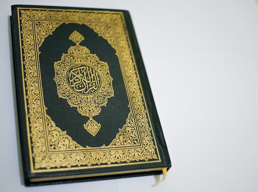 Foto sebuah naskah kuno kitab fiqih klasik yang terbuka di atas meja kayu dengan latar belakang perpustakaan Islam yang dipenuhi buku-buku tebal, menciptakan suasana keilmuan yang mendalam dan tenang.