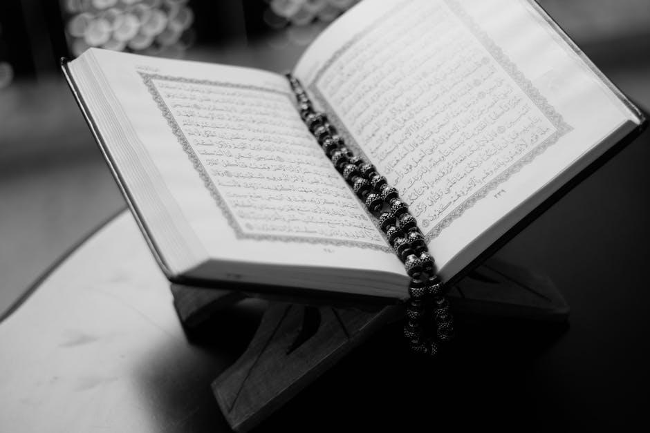 Deskripsi gambar: Sebuah mushaf Al-Quran terbuka