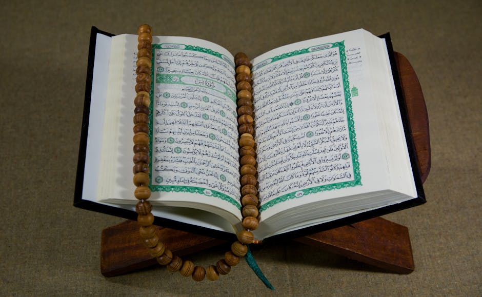 Foto sebuah naskah kitab kuning klasik yang terbuka di atas meja kayu di dalam perpustakaan masjid yang tenang, dengan cahaya matahari pagi yang masuk melalui jendela kaligrafi, menciptakan suasana keilmuan yang mendalam dan spiritual.