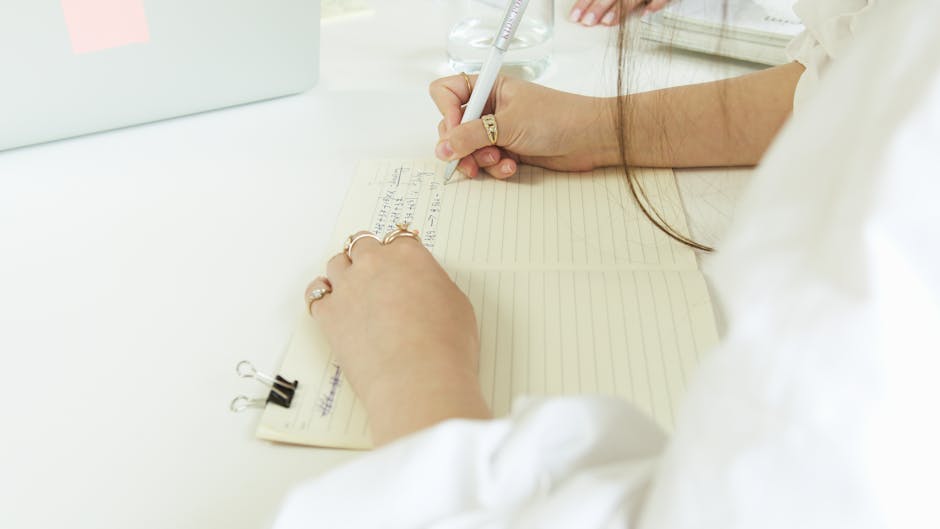 Ilustrasi seorang pemikir Muslim yang sedang duduk tenang di depan meja kayu dengan buku terbuka, melambangkan kedalaman pemikiran dan ketenangan dalam menghadapi isu sosial.