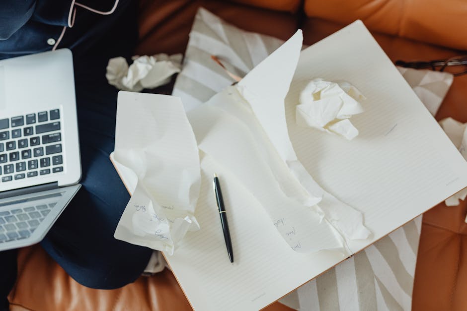 Ilustrasi seorang tokoh Muslim yang sedang menulis di meja kerja dengan latar belakang rak buku yang penuh, melambangkan kedalaman pemikiran dan kearifan dalam menyikapi isu sosial.