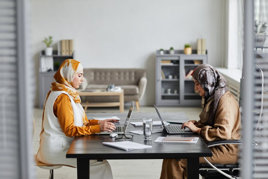 Merawat Ukhuwah di Tengah Badai Perbedaan: Mengembalikan Debat ke Ruang Akhlakul Karimah