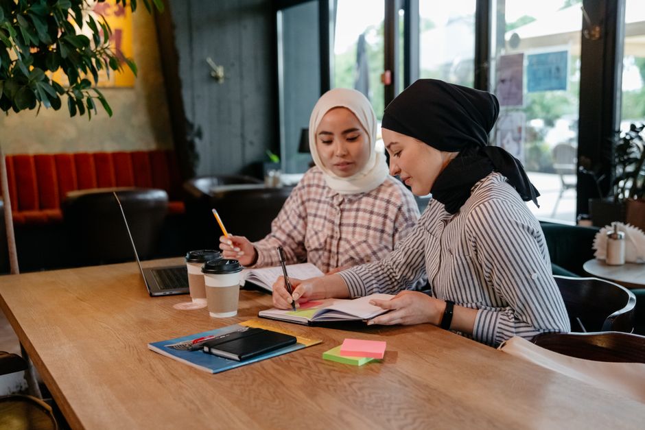 Merawat Adab di Tengah Badai Perbedaan: Mengembalikan Akhlakul Karimah dalam Ruang Diskusi Kita