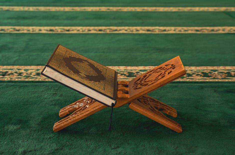 Foto artistik interior sebuah masjid dengan arsitektur klasik, memperlihatkan pancaran cahaya matahari yang jatuh di atas hamparan karpet sajadah yang rapi, menciptakan suasana hening, tenang, dan sakral yang menggambarkan kedamaian dalam ibadah.