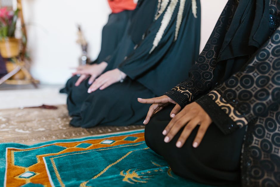 Foto sebuah naskah klasik kuno tentang fiqih shalat yang terbuka di atas meja kayu dengan pencahayaan hangat dari jendela masjid yang memberikan suasana tenang dan sakral.