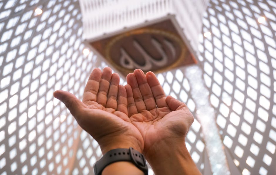 Foto sebuah mushaf Al-Quran yang terbuka di atas meja kayu di dalam sebuah masjid yang tenang dengan cahaya matahari pagi yang masuk melalui jendela, menciptakan suasana spiritual yang mendalam dan damai.