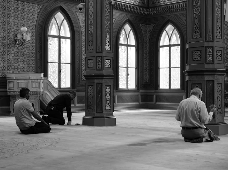 Foto sebuah mushaf Al-Quran tua yang terbuka di atas meja kayu di dalam perpustakaan masjid yang remang dan tenang, dengan cahaya matahari pagi masuk melalui jendela menunjukkan suasana spiritual yang mendalam.