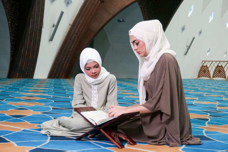 Foto sebuah mushaf Al Quran terbuka di atas rehal kayu di dalam masjid yang hening dengan cahaya matahari pagi yang masuk melalui jendela memberikan kesan spiritual dan ketenangan yang mendalam.