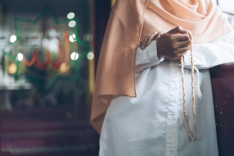 Foto sebuah naskah klasik kitab kuning yang terbuka di atas meja kayu tua dengan pencahayaan hangat dari jendela masjid, menciptakan suasana ilmiah dan spiritual yang mendalam.