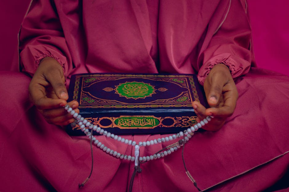 Foto sebuah mushaf Al-Quran tua yang terbuka di atas meja kayu di dalam perpustakaan masjid yang remang-remang, memberikan kesan kedalaman ilmu dan ketenangan spiritual.