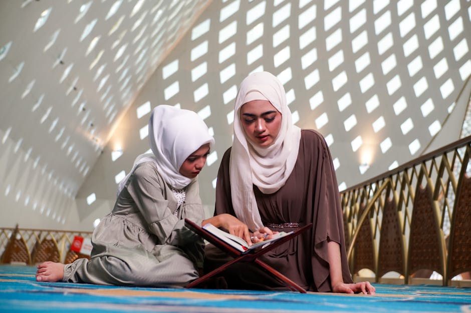 Foto sebuah mushaf Al-Quran yang terbuka di atas meja kayu di dalam perpustakaan klasik dengan cahaya hangat, melambangkan kedalaman ilmu dan ketenangan spiritual dalam mengkaji ibadah.
