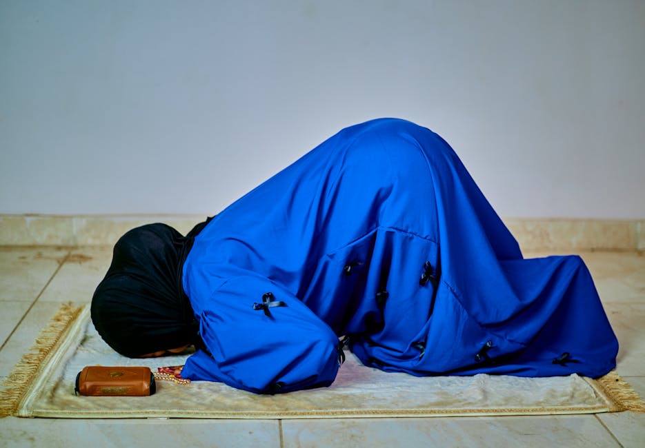 Foto sebuah mushaf Al-Quran yang terbuka di atas meja kayu di dalam perpustakaan klasik dengan pencahayaan hangat, menunjukkan suasana ilmiah dan spiritual yang tenang.