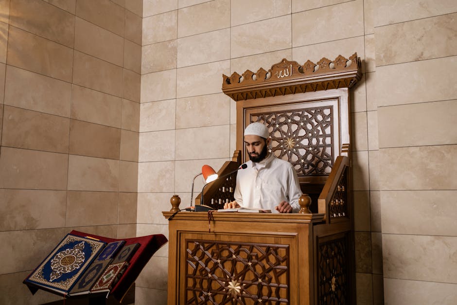 Foto naskah kuno kitab kuning yang terbuka di atas meja kayu dengan pencahayaan hangat, menunjukkan kedalaman tradisi keilmuan Islam dalam membahas rahasia-rahasia shalat.