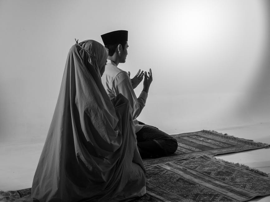 Foto sebuah mushaf Al-Quran tua yang terbuka di atas meja kayu di dalam perpustakaan klasik dengan cahaya temaram yang memberikan kesan tenang dan khidmat, dikelilingi oleh tumpukan kitab-kitab turats para ulama.