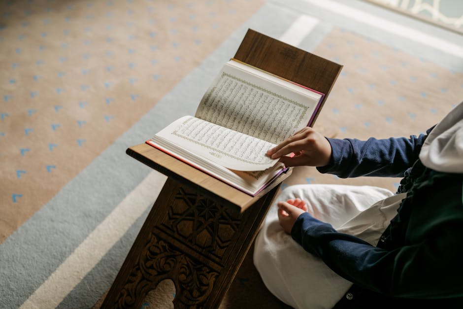 Naskah klasik kitab kuning yang terbuka di atas meja kayu tua dengan pencahayaan hangat di dalam perpustakaan Islam tradisional yang tenang.