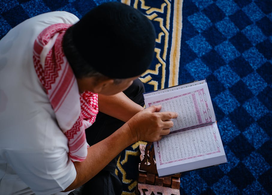 Foto sebuah mushaf Al-Quran yang terbuka di atas meja kayu di dalam perpustakaan masjid yang tenang dengan cahaya matahari pagi yang masuk melalui jendela, menciptakan suasana spiritual yang mendalam.